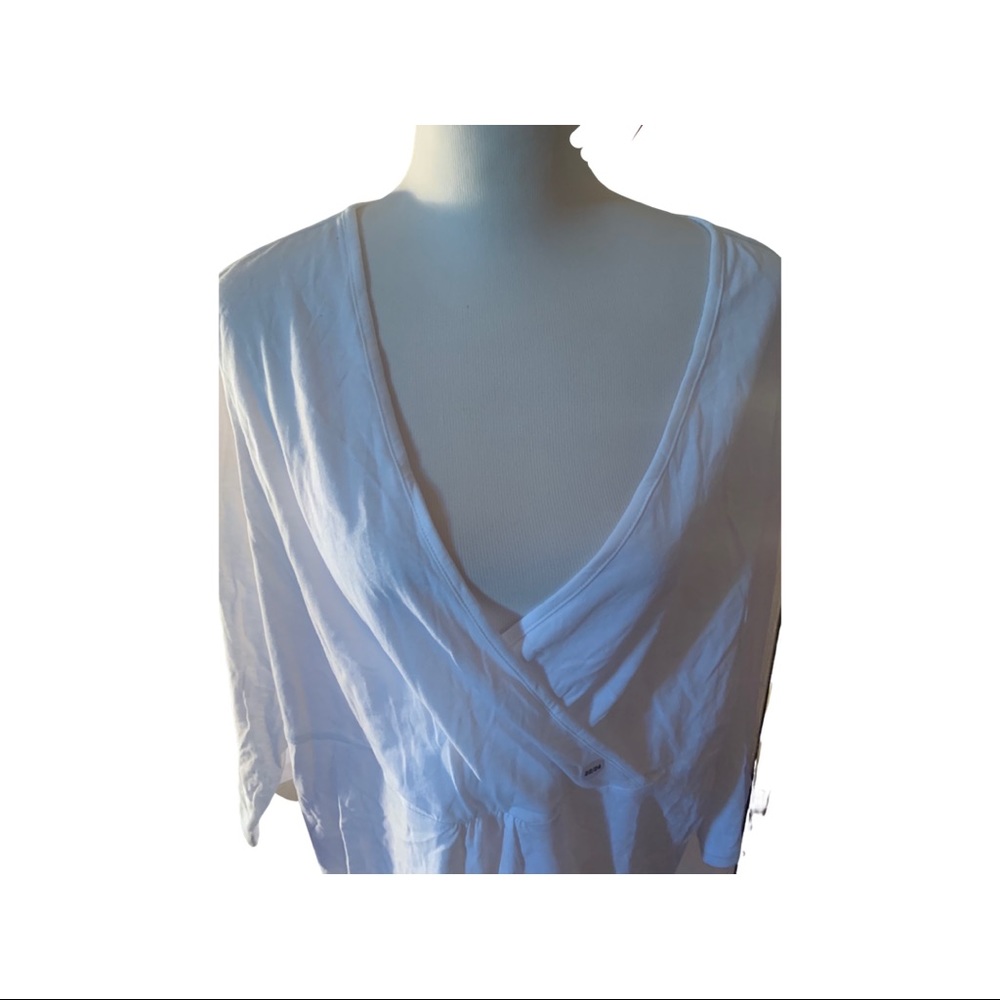 NWT AVENUE WHITE OVERLAP TSHIRT TOP (MINOR FLAW)